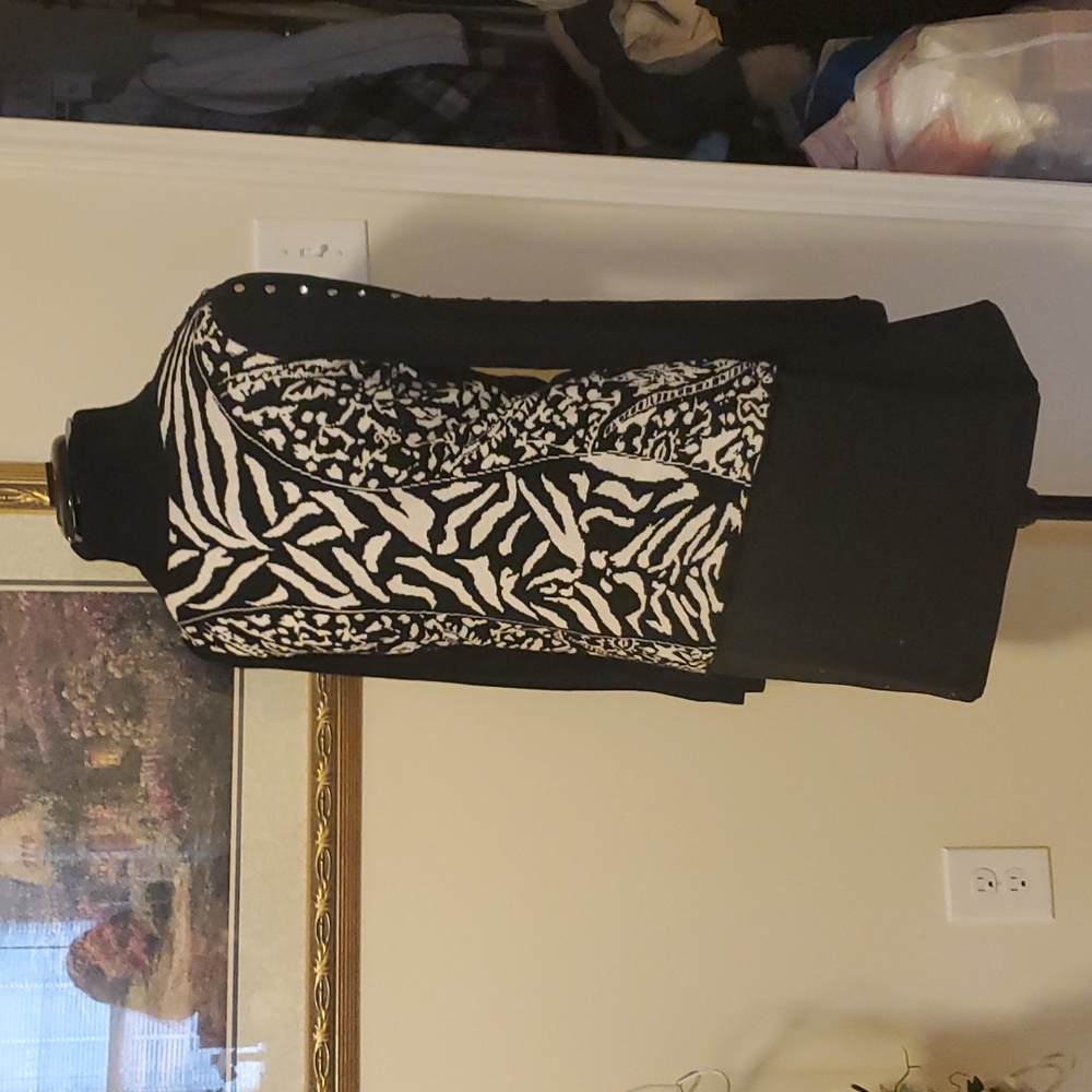 Beautiful black-and-white print turtleneck sweater with beaded sleeve detail - Picture 7 of 7